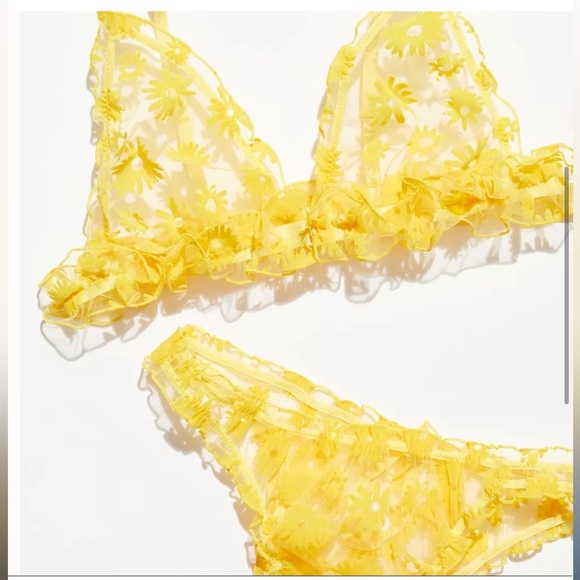 le petit trou yellow flower bra - Picture 5 of 6